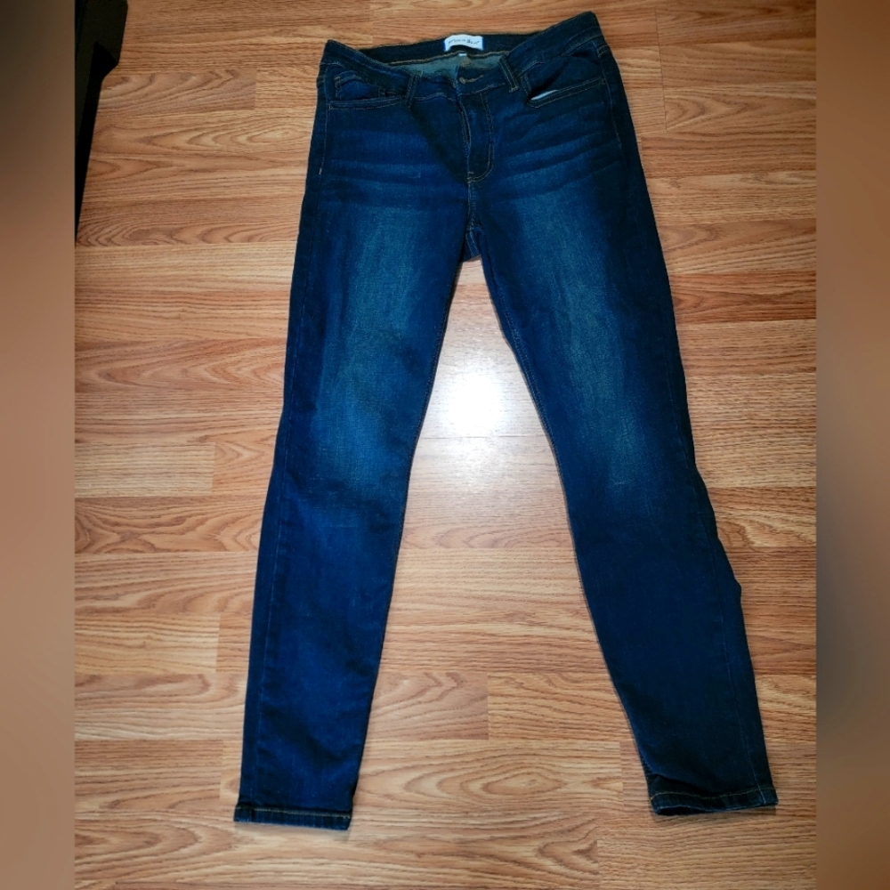 Studio Blue Aranza Mid Rise Skinny Jeans, size 30.